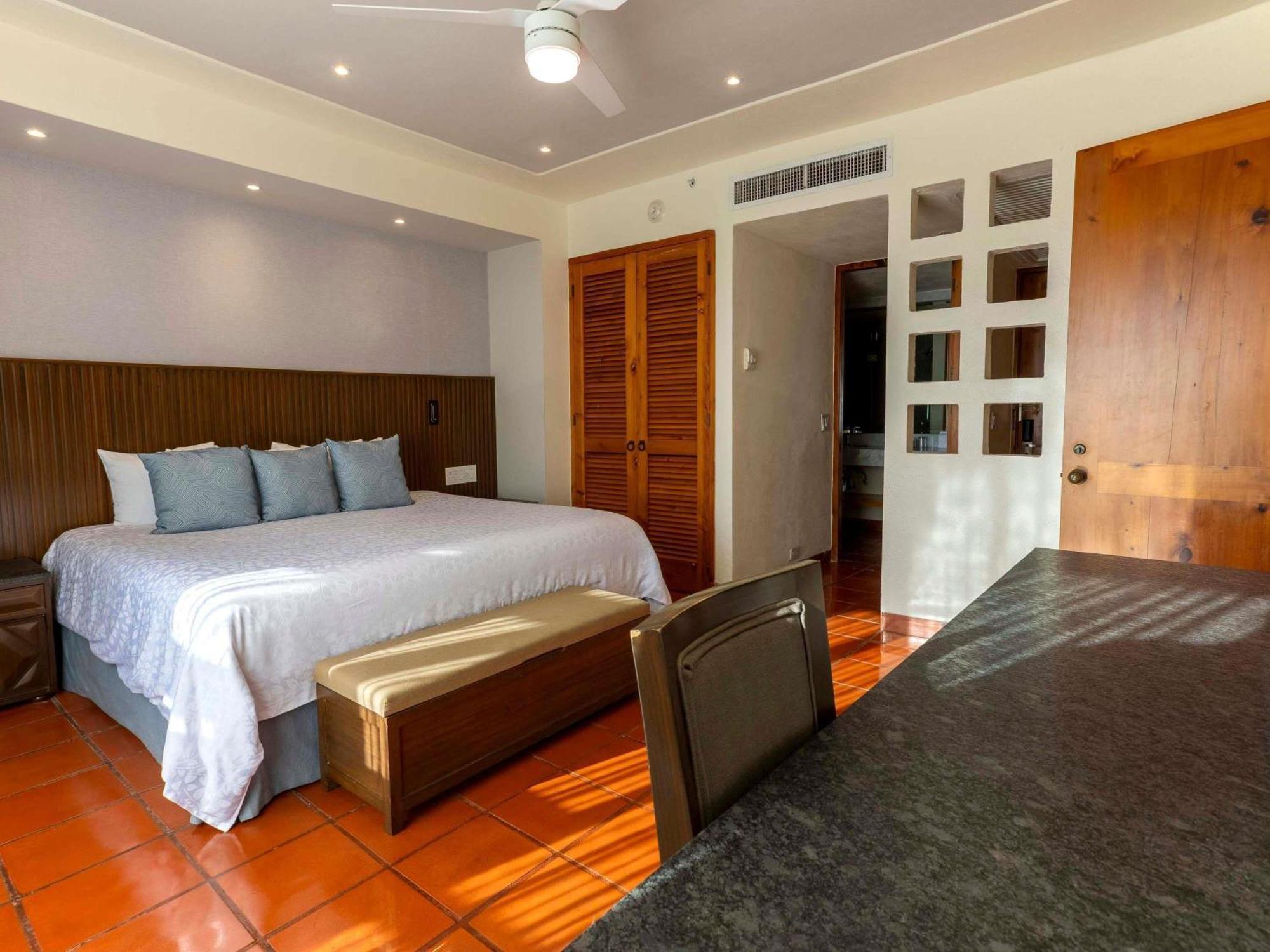 One-Bedroom King Suite with Jacuzzi, Terrace and Partial Ocean View
