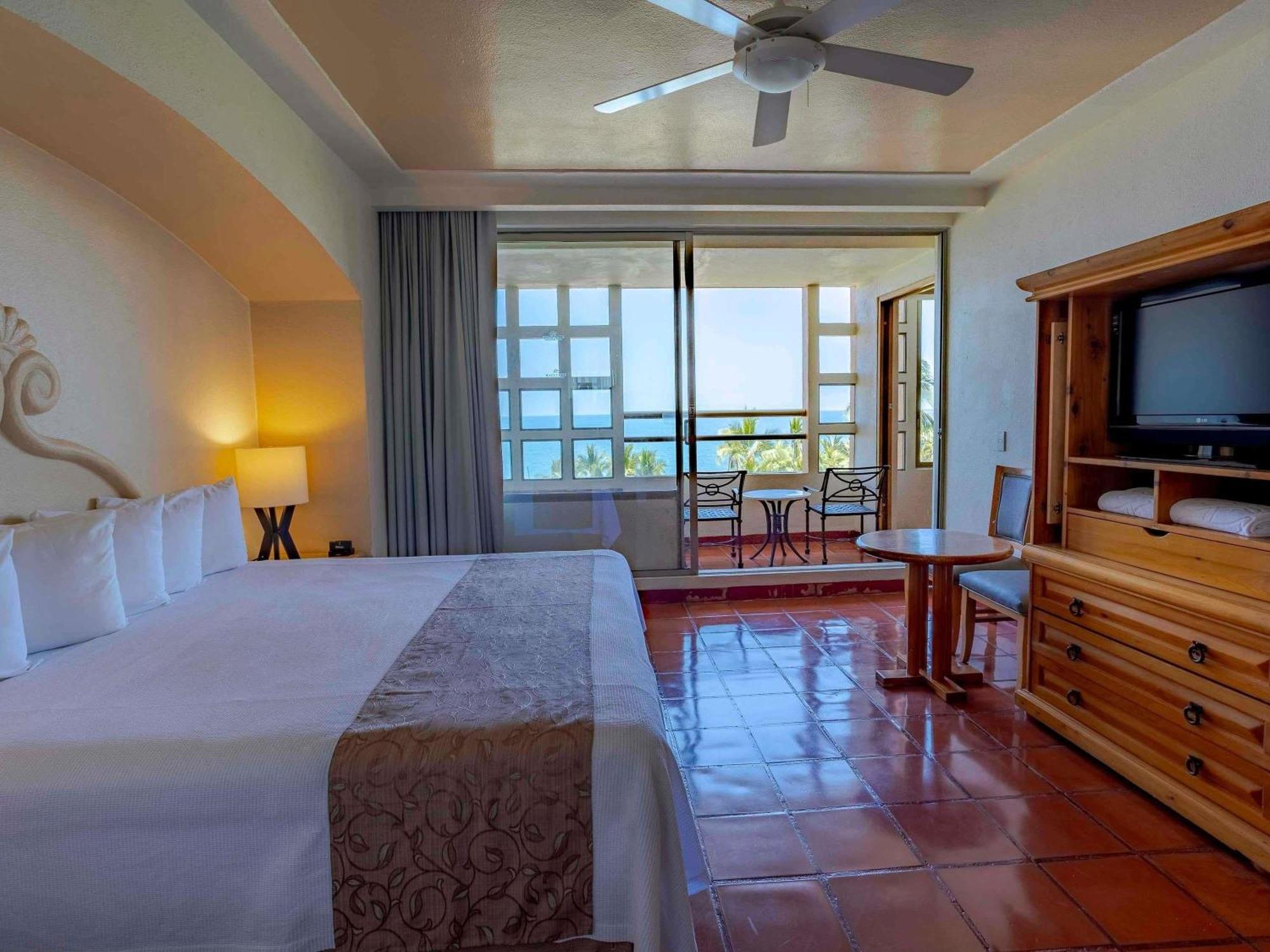 Accessible One-Bedroom King Suite with Jacuzzi, Terrace and Ocean View - Mobility Access